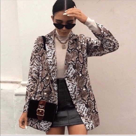 Chic Snakeskin Print Blazer - Picture 5 of 8